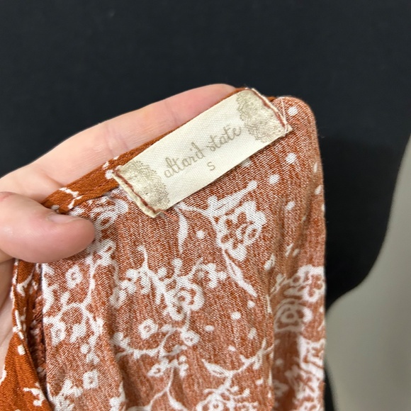 Altar'd State Burnt Sienna Orange Peplum Blouse With White Flowers Size Small - Picture 5 of 5